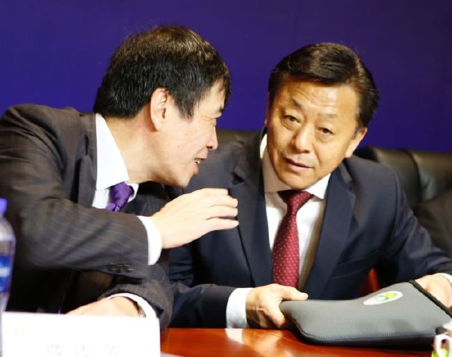 如果他们是想干掉整个安家，为什么要等这么久？是啊……老大安崇丘也满脸不解，开口道：他们的实力这么强，如果真有什么深仇大恨，没必要一直等到今天才对我们下手……安启山道：关键我实在不明白，这帮人跟我们究竟有多大仇、多大怨，竟然跟我们下这么大一盘棋……安召南忍不住道：爸、大哥、二哥，董丽琴也未必是十九年前就被对方安插到我身边的吧？也有可能是这中间被他们策反或者威逼利诱也说不定。